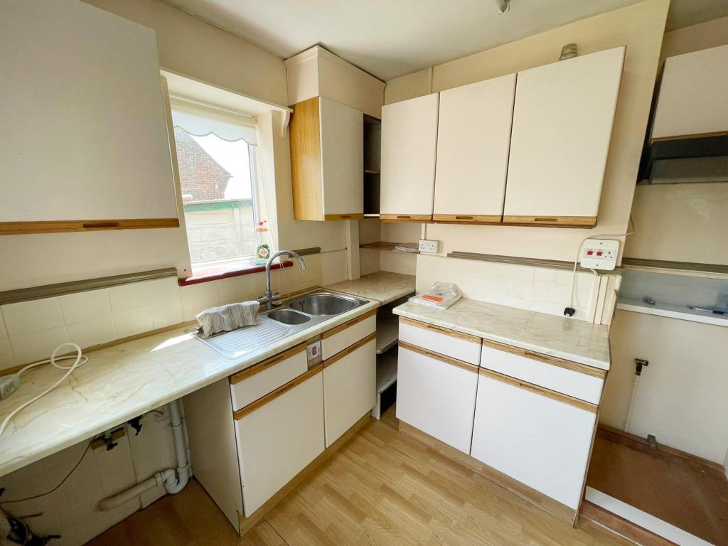 Lot: 126 - DETACHED HOUSE FOR MODERNISATION AND REPAIR - Kitchen with floor and wall hung cabinets